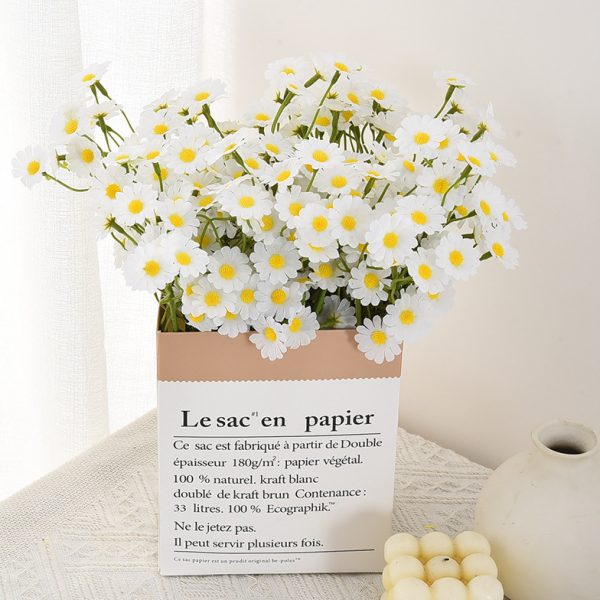 Maintenance-free faux daisy bundle for retail displays