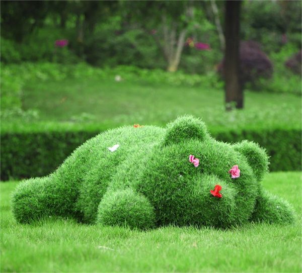 Outdoor animal topiary for commercial landscaping