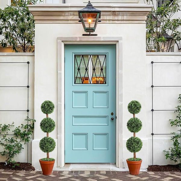 Potted artificial topiary tree for storefront display